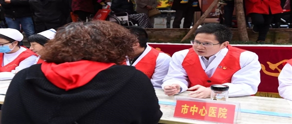 立冬送温暖 义诊进社区