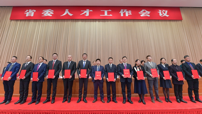 彭清华在省委人才工作会议上强调
以更有效举措更完善制度更广阔舞台聚才用才
加快建设具有全国影响力的创新人才聚集高地和科技创新中心
黄强柯尊平出席「相关图片」